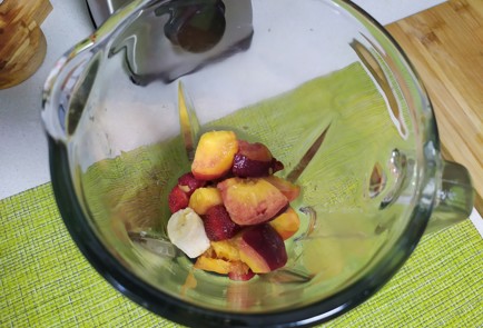 Фото шага рецепта Смузи с клубникой и нектарином 189820 шаг 4  