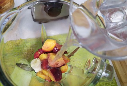 Фото шага рецепта Смузи с клубникой и нектарином 189820 шаг 6  