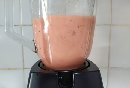Фото шага рецепта Смузи с клубникой и нектарином 189820 шаг 7  