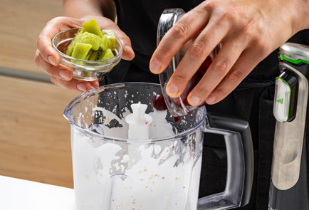 Фото шага рецепта Смузи с вишней и миндалем 189498 шаг 4  