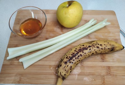 Фото шага рецепта Смузи с яблоком и бананом 189853 шаг 1  