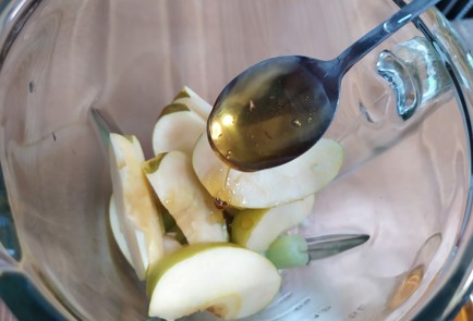 Фото шага рецепта Смузи с яблоком и бананом 189853 шаг 5  