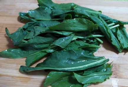 Фото шага рецепта Смузи с клубникой щавелем и грецким орехом 189731 шаг 1  