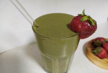 Фото шага рецепта Смузи с клубникой щавелем и грецким орехом 189731 шаг 10  