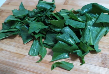 Фото шага рецепта Смузи с клубникой щавелем и грецким орехом 189731 шаг 2  