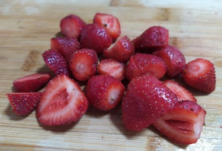 Фото шага рецепта Смузи с клубникой щавелем и грецким орехом 189731 шаг 3  