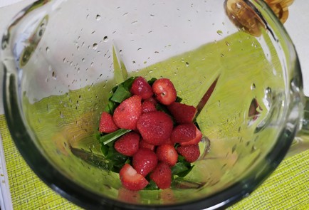 Фото шага рецепта Смузи с клубникой щавелем и грецким орехом 189731 шаг 4  