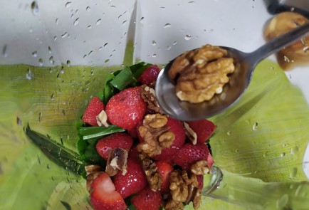 Фото шага рецепта Смузи с клубникой щавелем и грецким орехом 189731 шаг 5  