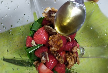 Фото шага рецепта Смузи с клубникой щавелем и грецким орехом 189731 шаг 6  