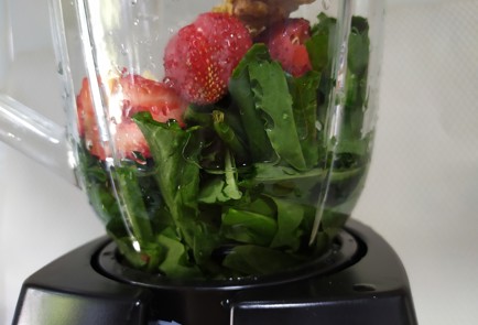 Фото шага рецепта Смузи с клубникой щавелем и грецким орехом 189731 шаг 7  