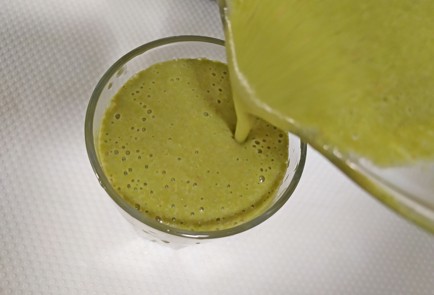 Фото шага рецепта Смузи с клубникой щавелем и грецким орехом 189731 шаг 9  