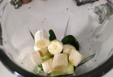 Фото шага рецепта Смузи со шпинатом 191017 шаг 5  