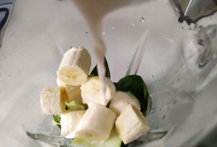 Фото шага рецепта Смузи со шпинатом 191017 шаг 6  