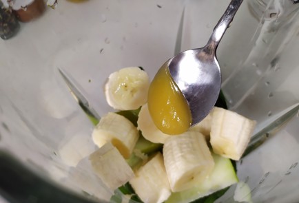 Фото шага рецепта Смузи со шпинатом 191017 шаг 7  