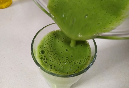 Фото шага рецепта Смузи со шпинатом 191017 шаг 9  