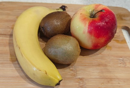 Фото шага рецепта Смузи с киви 191215 шаг 1