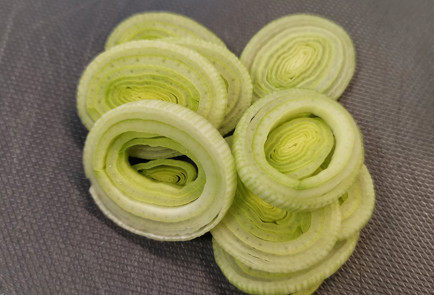 Фото шага рецепта Сочная луковая яичница с сыром 152011 шаг 1  