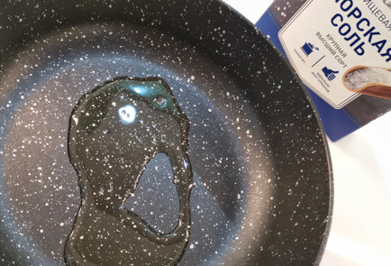 Фото шага рецепта Сочная луковая яичница с сыром 152011 шаг 2  