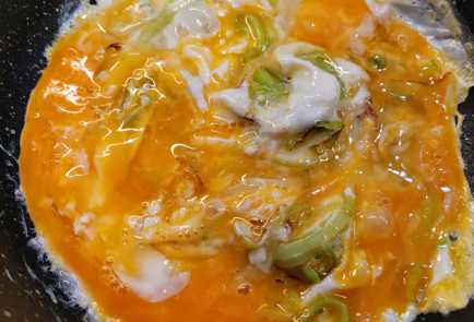 Фото шага рецепта Сочная луковая яичница с сыром 152011 шаг 4  