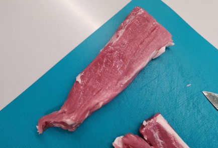 Фото шага рецепта Сочная свиная вырезка с беконом 175644 шаг 2  