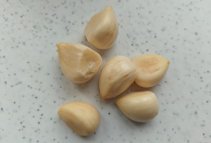 Фото шага рецепта Сочная свинина с чесноком в рукаве 189370 шаг 2  