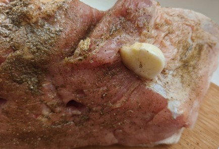 Фото шага рецепта Сочная свинина с чесноком в рукаве 189370 шаг 9  