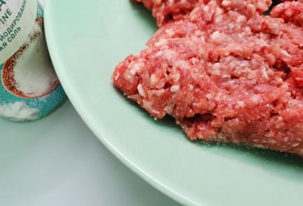 Фото шага рецепта Сочные котлеты из фарша из телятины 189878 шаг 4