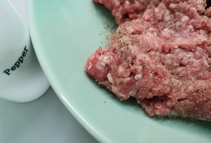 Фото шага рецепта Сочные котлеты из фарша из телятины 189878 шаг 5