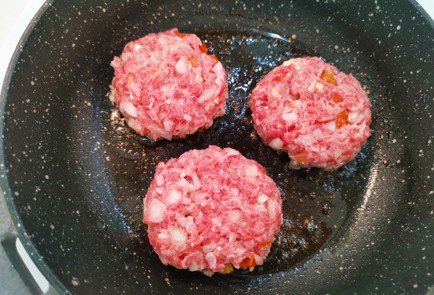 Фото шага рецепта Сочные котлеты из фарша из телятины 189878 шаг 9