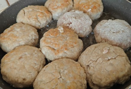 Фото шага рецепта Сочные котлеты из индейки свинины и картофеля 189149 шаг 11  