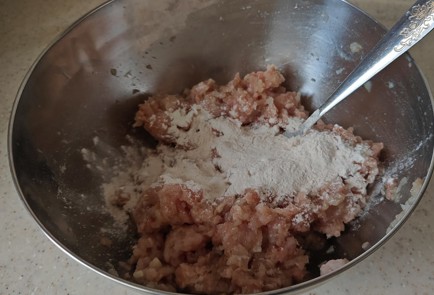 Фото шага рецепта Сочные котлеты из индейки свинины и картофеля 189149 шаг 9  