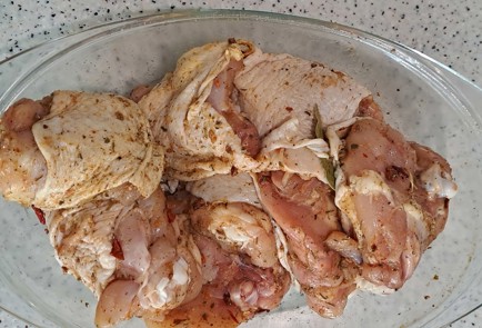 Фото шага рецепта Сочные куриные бедра в духовке 186471 шаг 7  