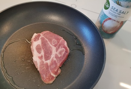 Фото шага рецепта Сочный стейк из свинины 188933 шаг 5  