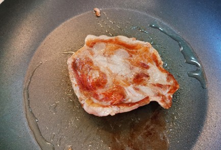 Фото шага рецепта Сочный стейк из свинины 188933 шаг 6  