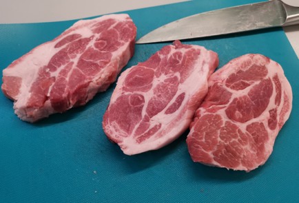 Фото шага рецепта Сочный стейк из свинины 191228 шаг 1  