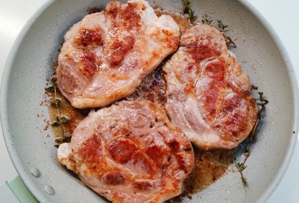 Фото шага рецепта Сочный стейк из свинины 191228 шаг 10  