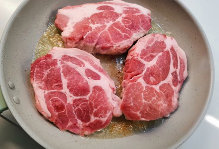 Фото шага рецепта Сочный стейк из свинины 191228 шаг 2  