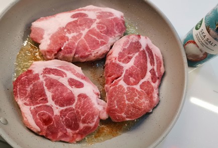 Фото шага рецепта Сочный стейк из свинины 191228 шаг 3  