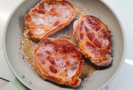 Фото шага рецепта Сочный стейк из свинины 191228 шаг 4  