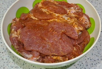 Фото шага рецепта Сочный стейк из свиного ошейка 186939 шаг 6  