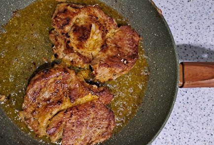 Фото шага рецепта Сочный стейк из свиного ошейка 186939 шаг 9  