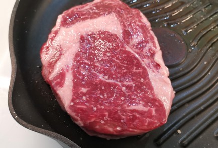 Фото шага рецепта Сочный стейк рибай 174659 шаг 4  