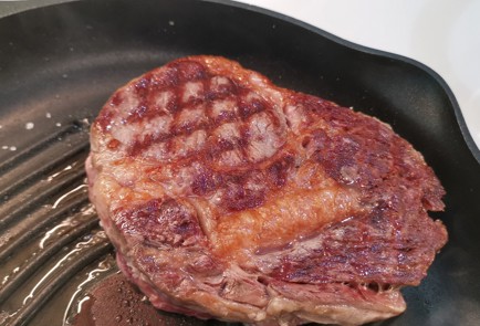 Фото шага рецепта Сочный стейк рибай 174659 шаг 5  