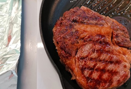 Фото шага рецепта Сочный стейк рибай 174659 шаг 6  