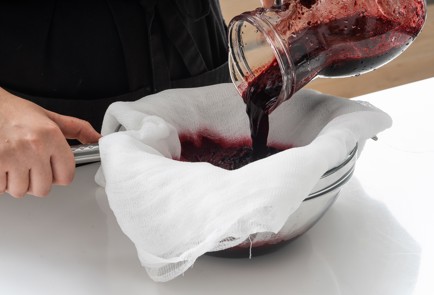 Фото шага рецепта Сок на зиму из яблок и черноплодной рябины 151343 шаг 1  