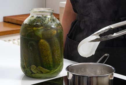 Фото шага рецепта Соленые огурцы на зиму 174033 шаг 10  