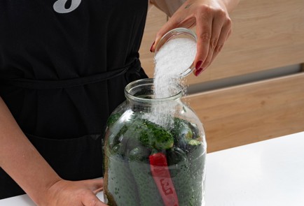 Фото шага рецепта Соленые огурцы на зиму 174033 шаг 6  