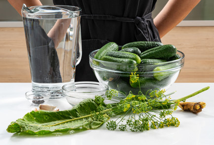 Фото шага рецепта Соленые огурцы в банке 189912 шаг 1