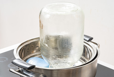 Фото шага рецепта Соленые огурцы в банке 189912 шаг 2