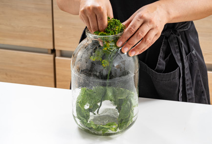 Фото шага рецепта Соленые огурцы в банке 189912 шаг 4